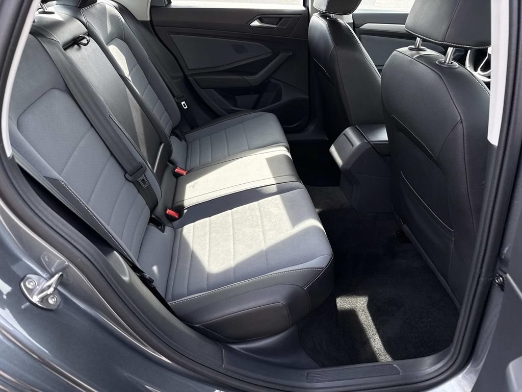 Used 2025 Volkswagen Jetta SE FWD image 21