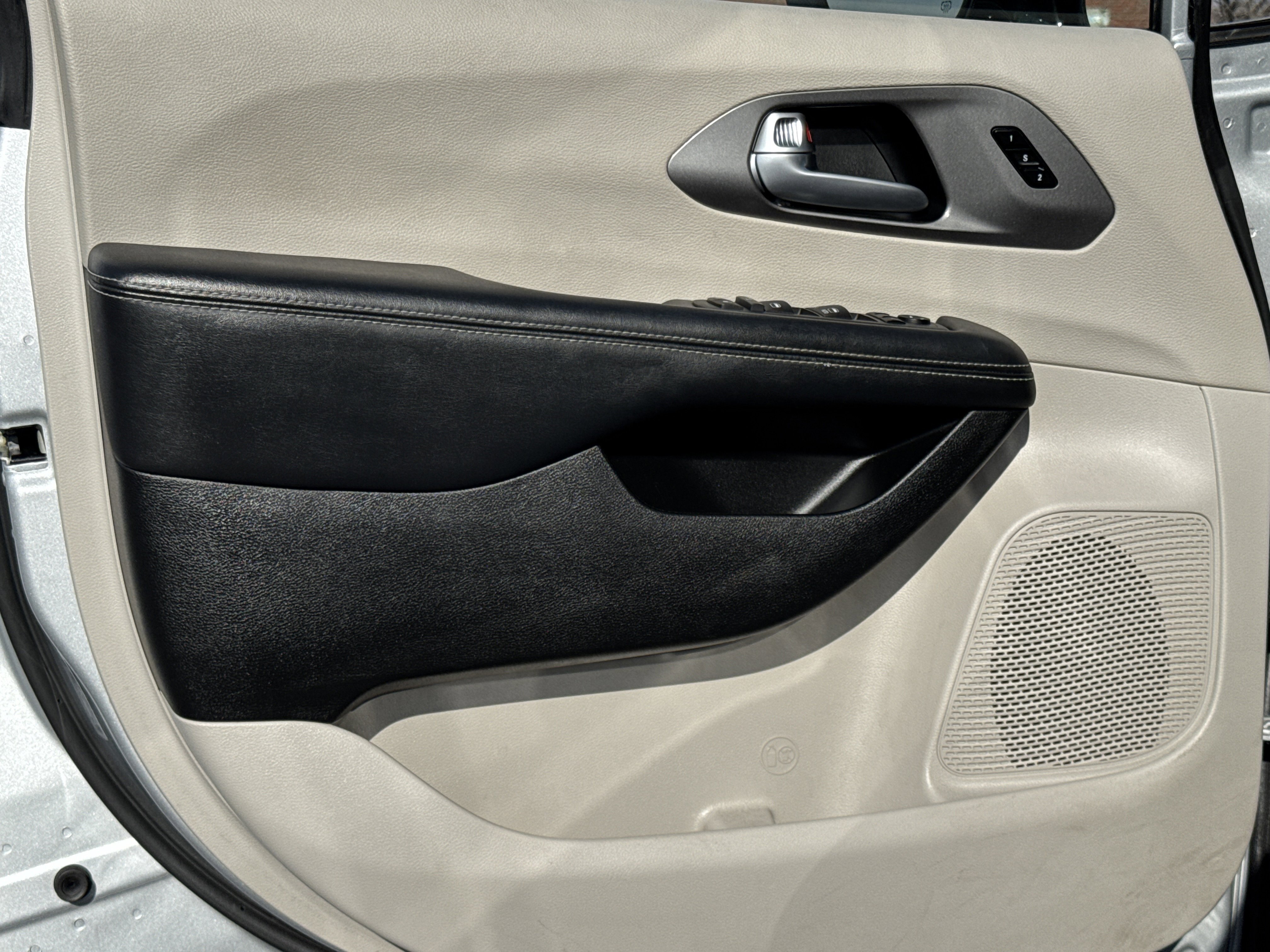 Used 2024 Chrysler Pacifica Touring-L image 11