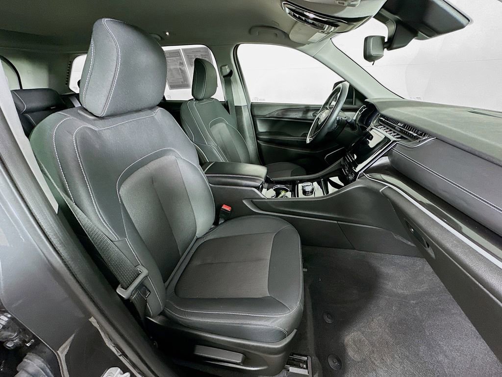 Certified 2022 Jeep Grand Cherokee Laredo w/ Luxury Tech Group I image 38