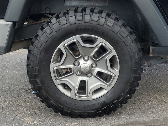 Used 2015 Jeep Wrangler Unlimited Rubicon w/ Connectivity Group image 6