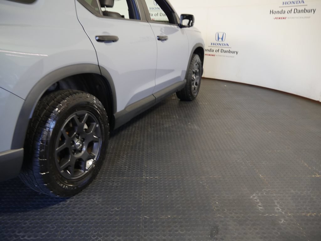 Certified 2025 Honda Pilot TrailSport image 4