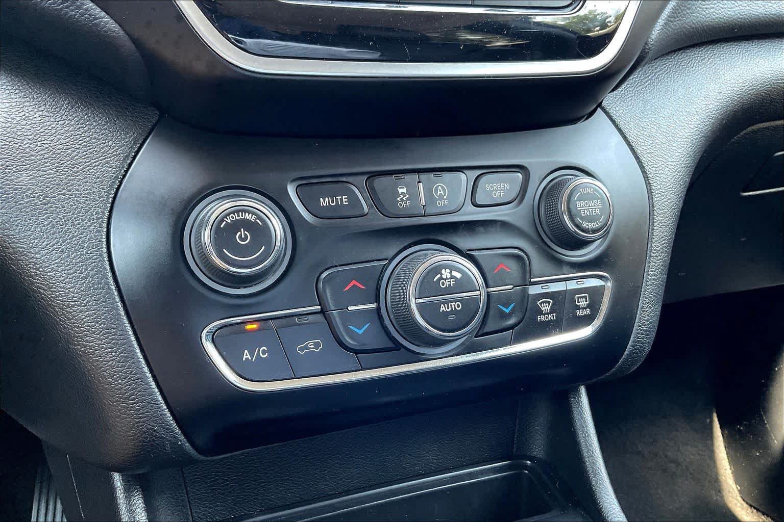 Used 2020 Jeep Cherokee Limited AWD/4WD image 32