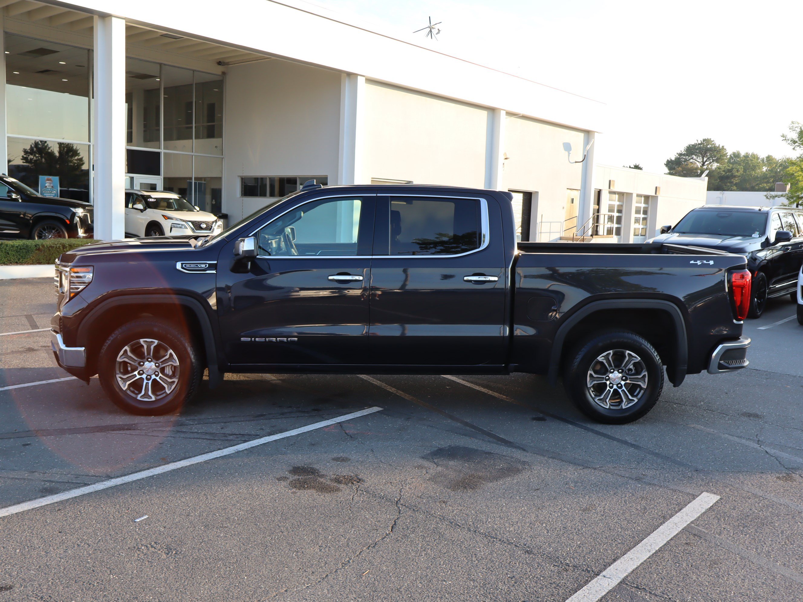 Used 2025 GMC Sierra 1500 SLT AWD/4WD image 7