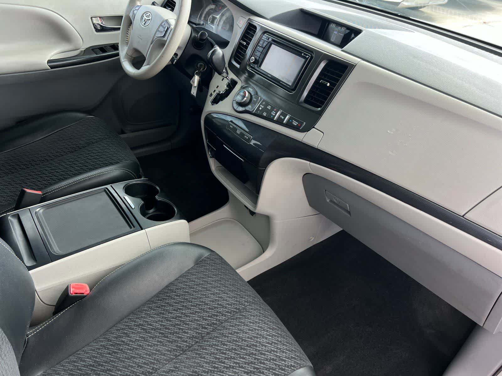 Used 2014 Toyota Sienna SE FWD image 18