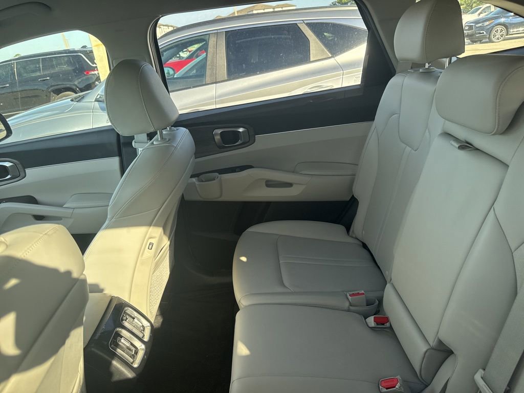 Used 2023 Kia Sorento S image 9