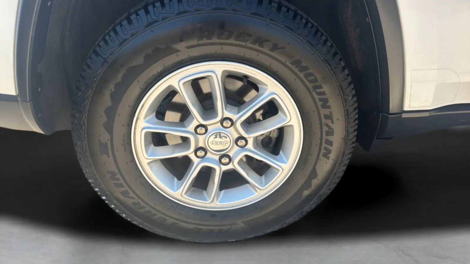 Used 2020 Jeep Grand Cherokee Laredo RWD image 34