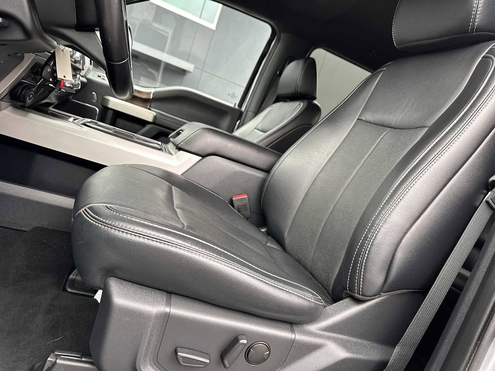 Used 2022 Ford F250 Lariat w/ Chrome Package image 9