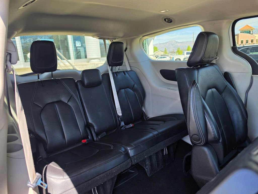 Used 2023 Chrysler Pacifica Touring-L image 18
