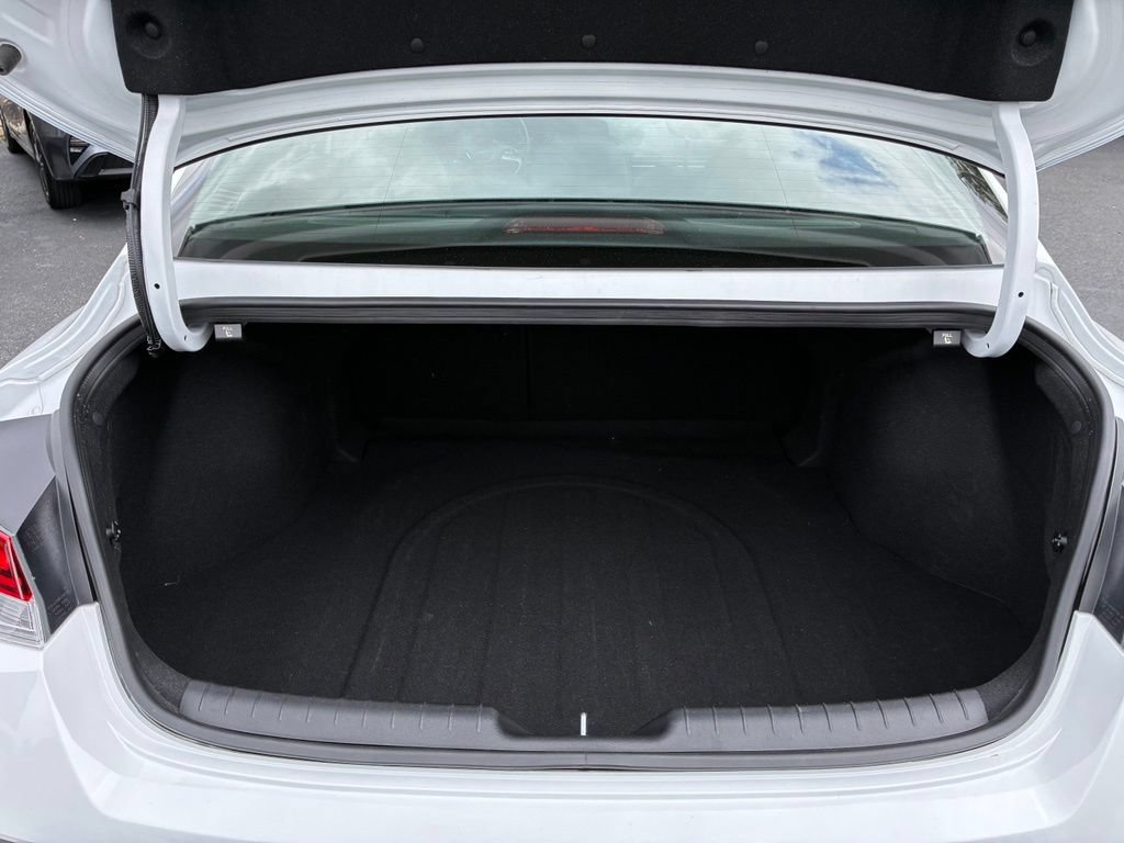 Used 2025 Hyundai Elantra Limited FWD image 12