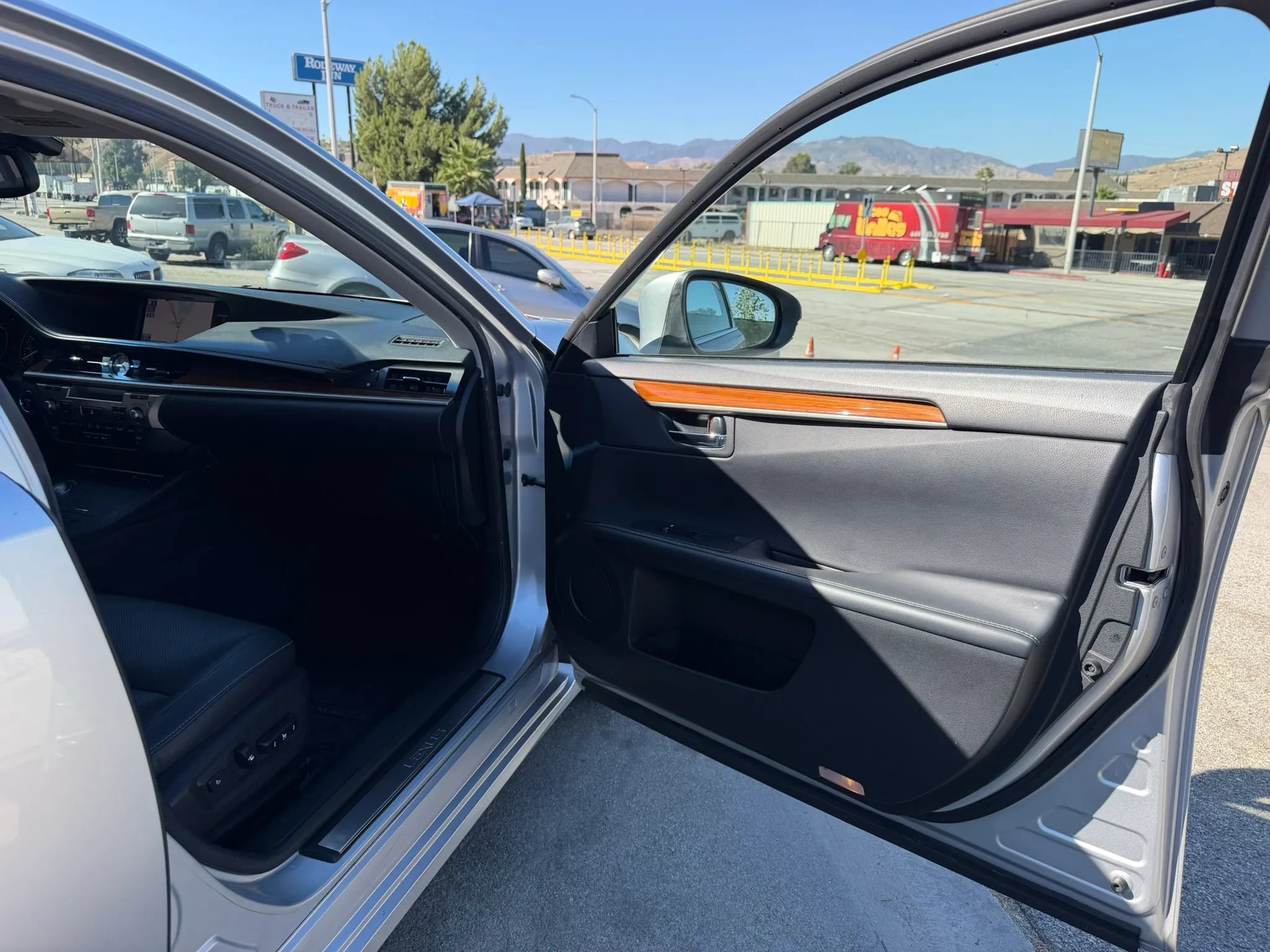 Used 2014 Lexus ES 300h w/ Premium Package w/Bamboo Trim FWD image 24