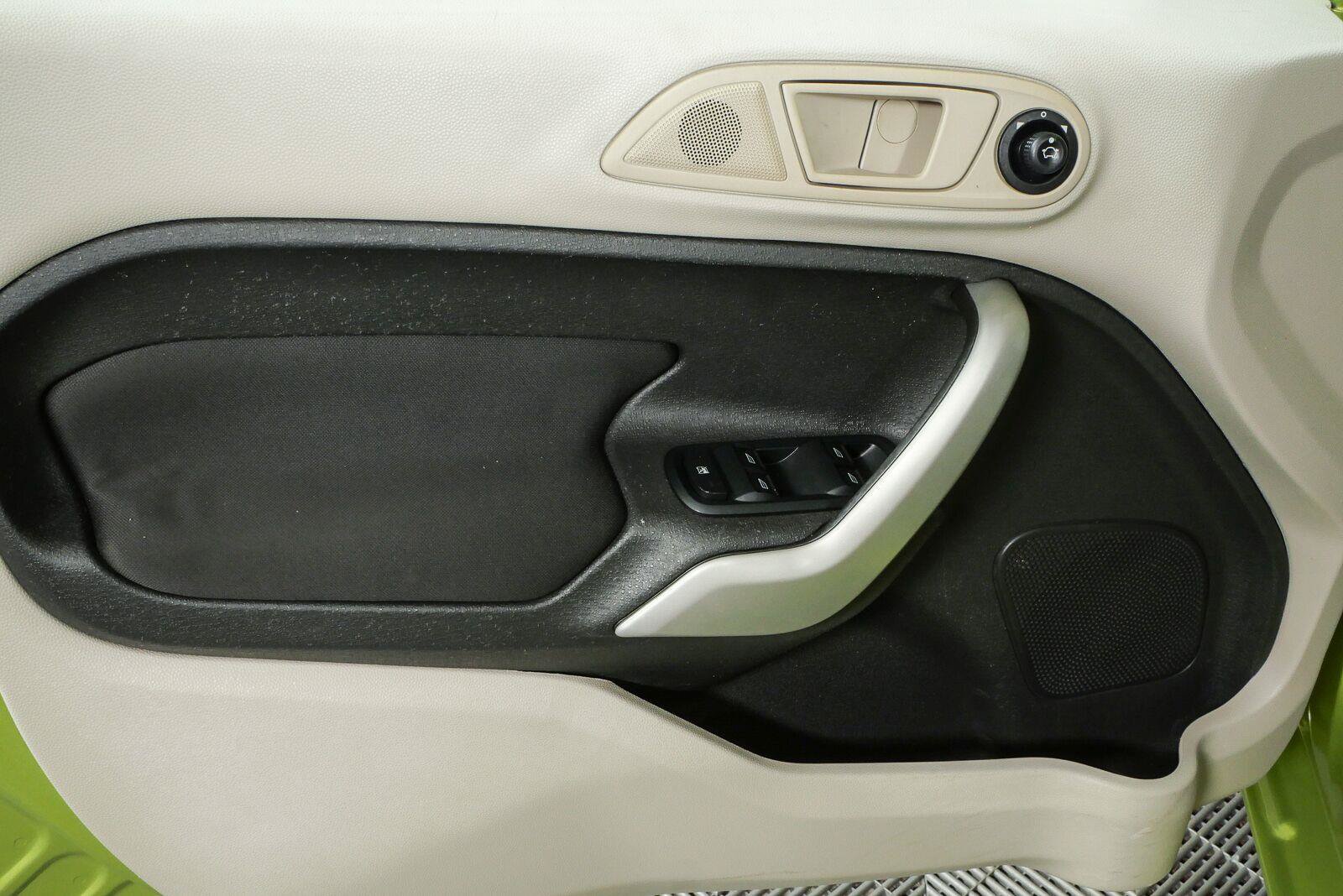 Used 2013 Ford Fiesta SE FWD image 6