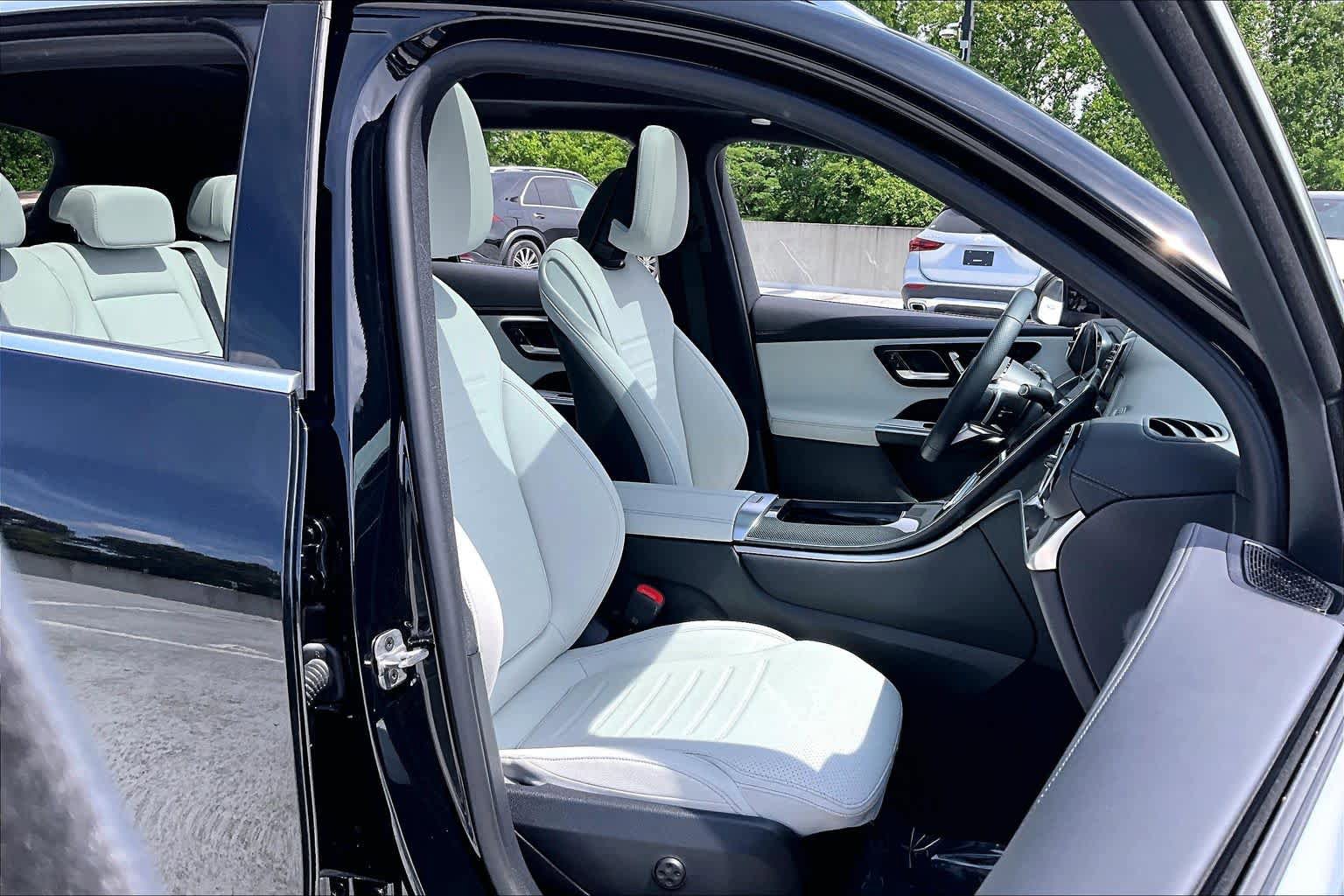Used 2025 Mercedes-Benz GLC 350e 4MATIC image 9