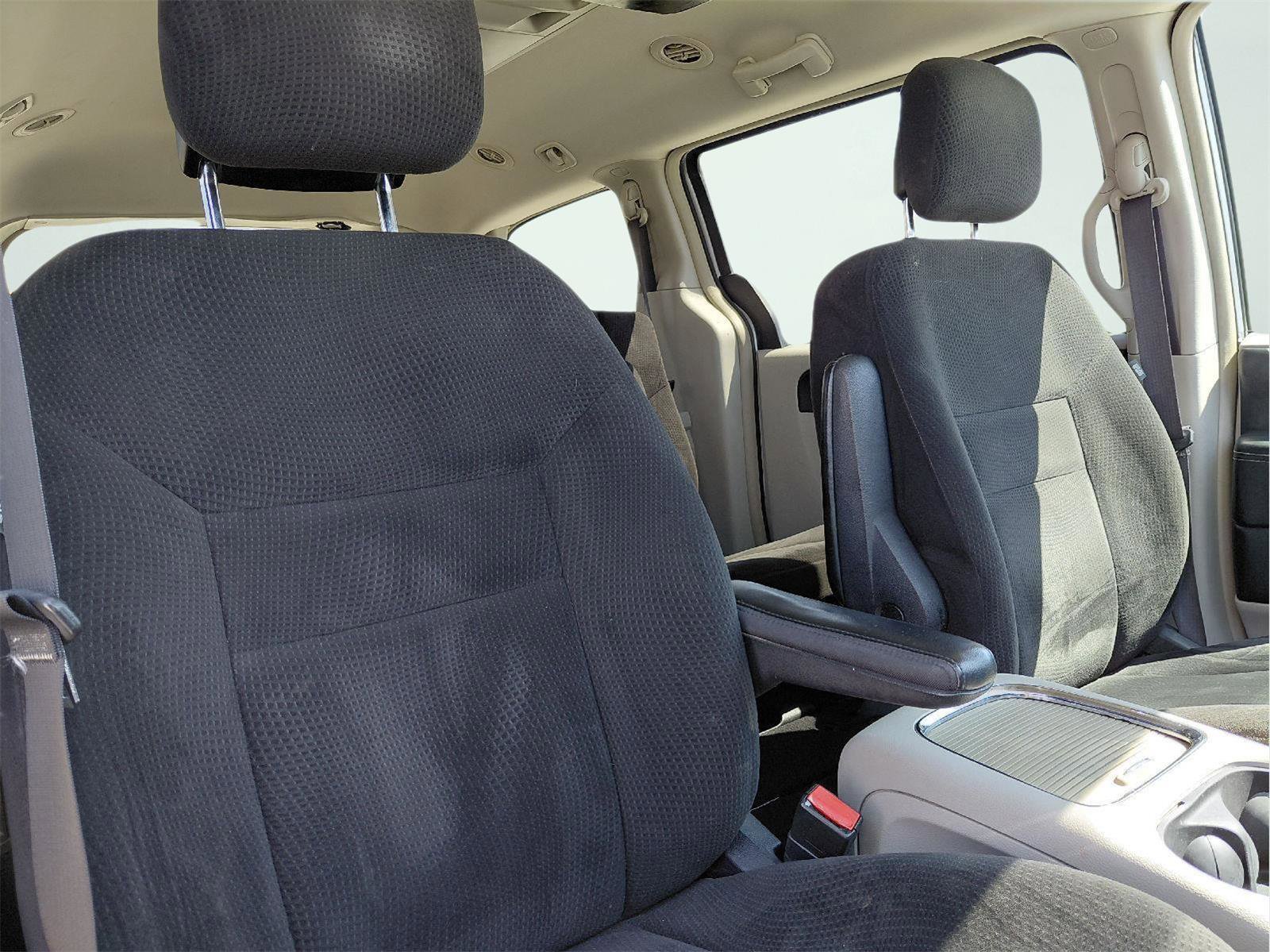 Used 2015 Chrysler Town & Country Touring FWD image 11
