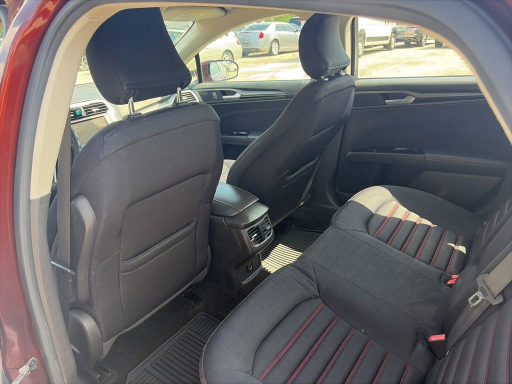 Used 2016 Ford Fusion SE image 10