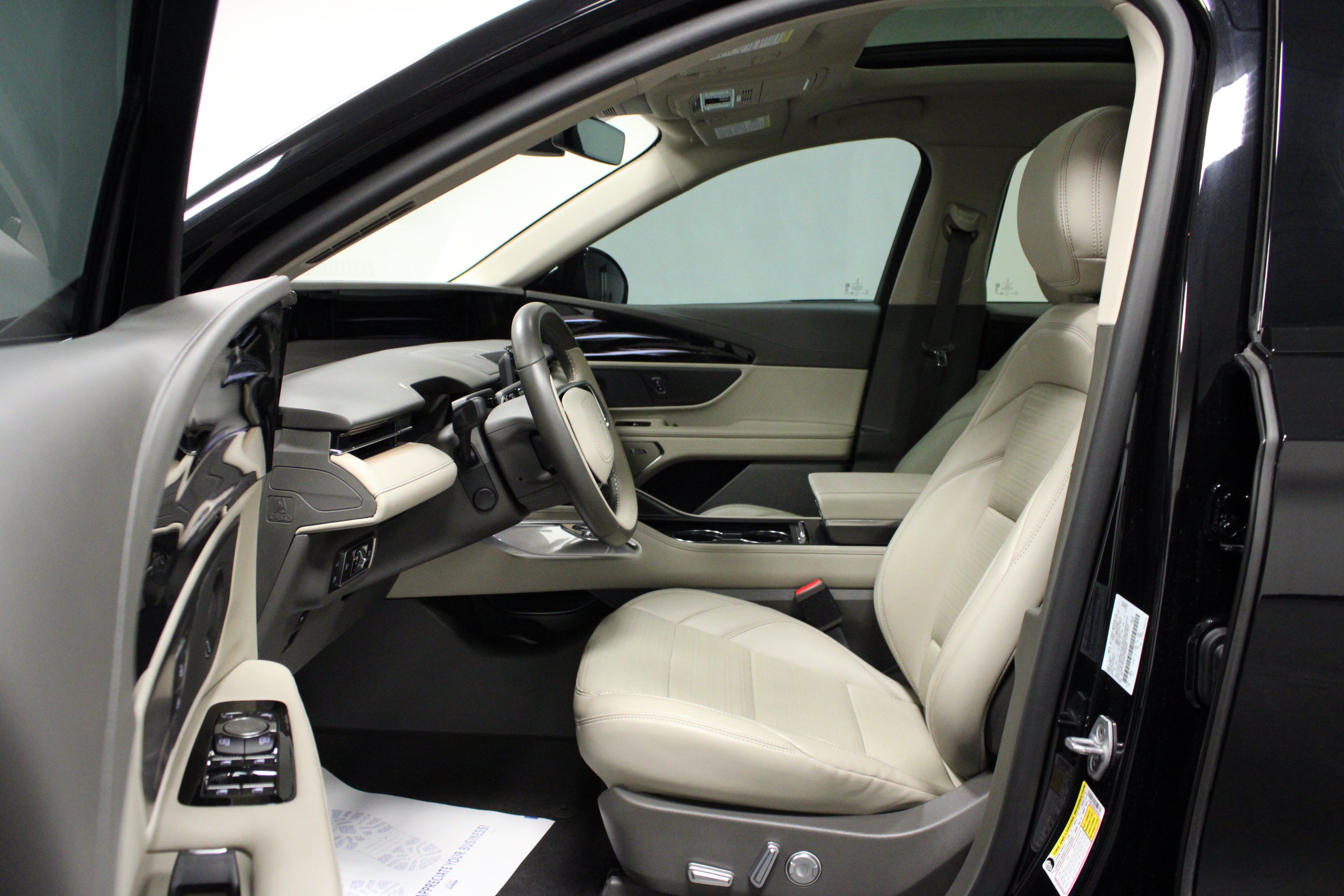 Used 2025 Lincoln Nautilus Reserve w/ Jet Appearance Package AWD/4WD image 12