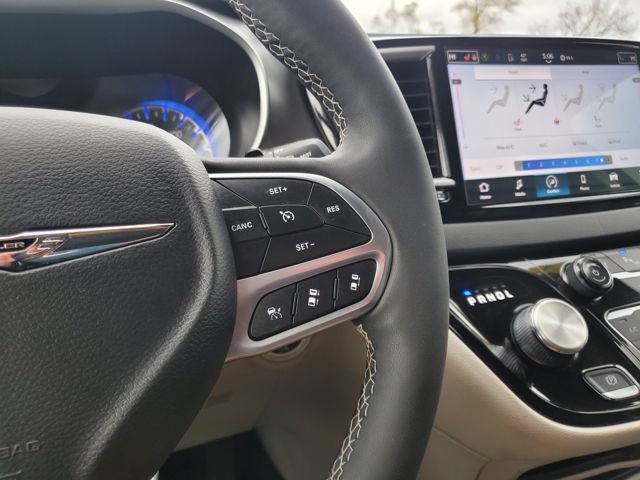 Used 2024 Chrysler Pacifica Touring-L FWD image 13