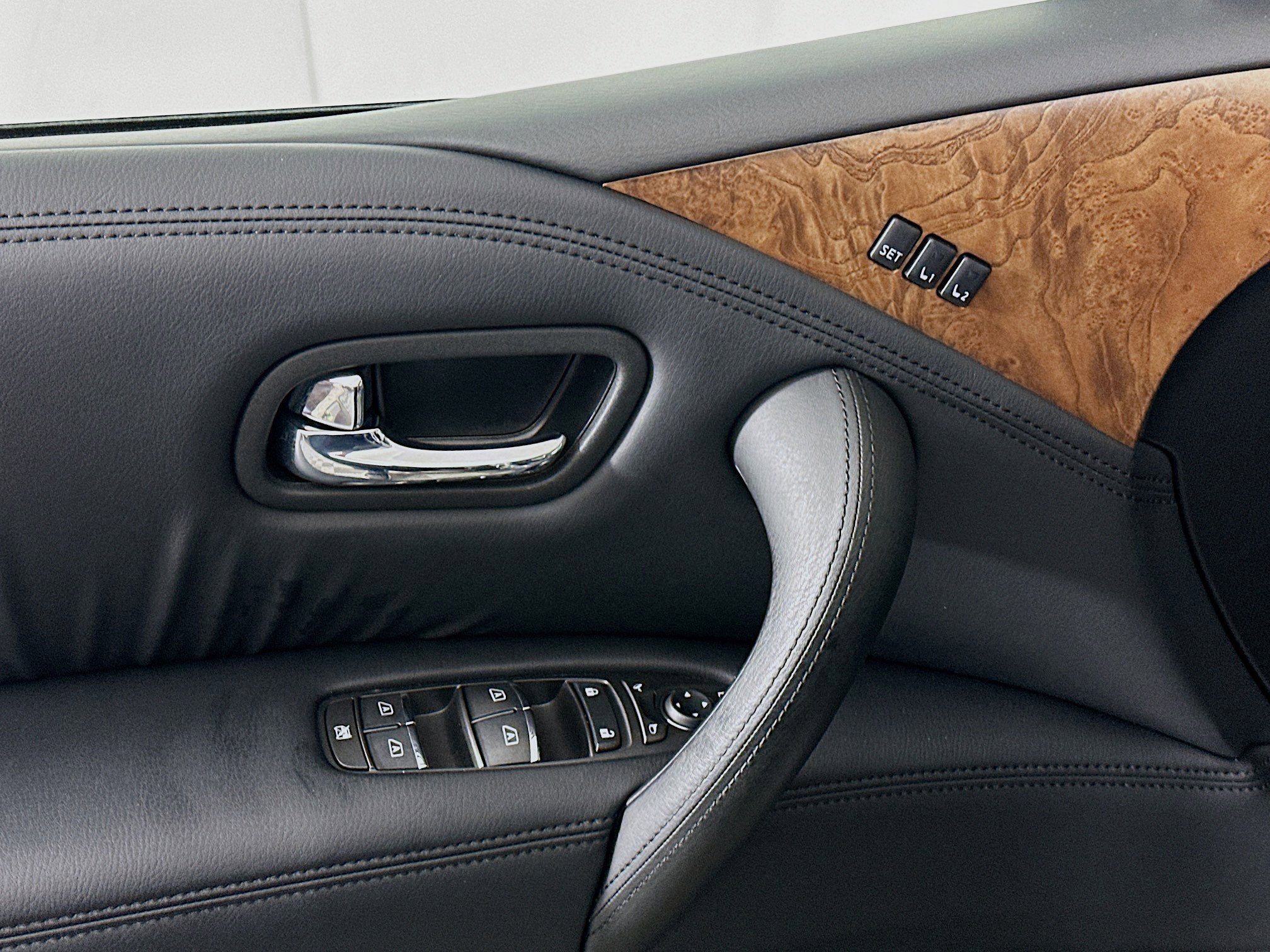 Used 2024 Nissan Armada SL w/ Captain's Chairs Package image 15