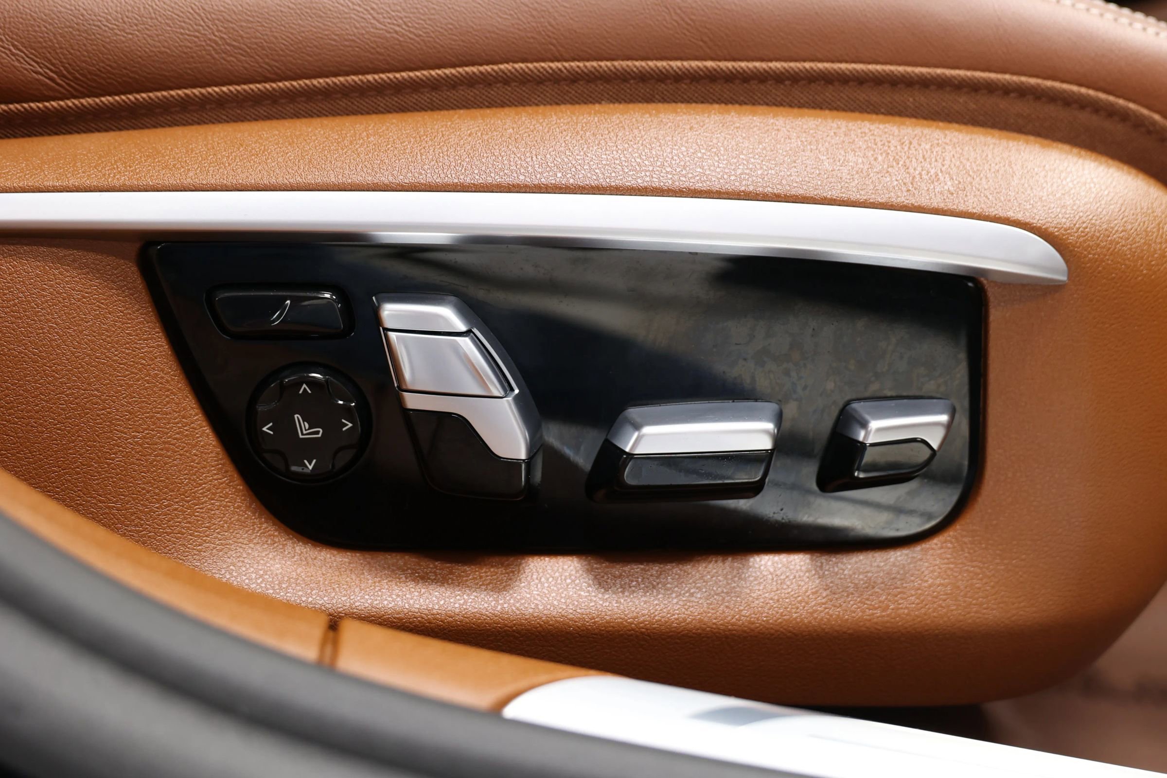 Used 2022 BMW M760i xDrive w/ Luxury Rear Seating Package image 94