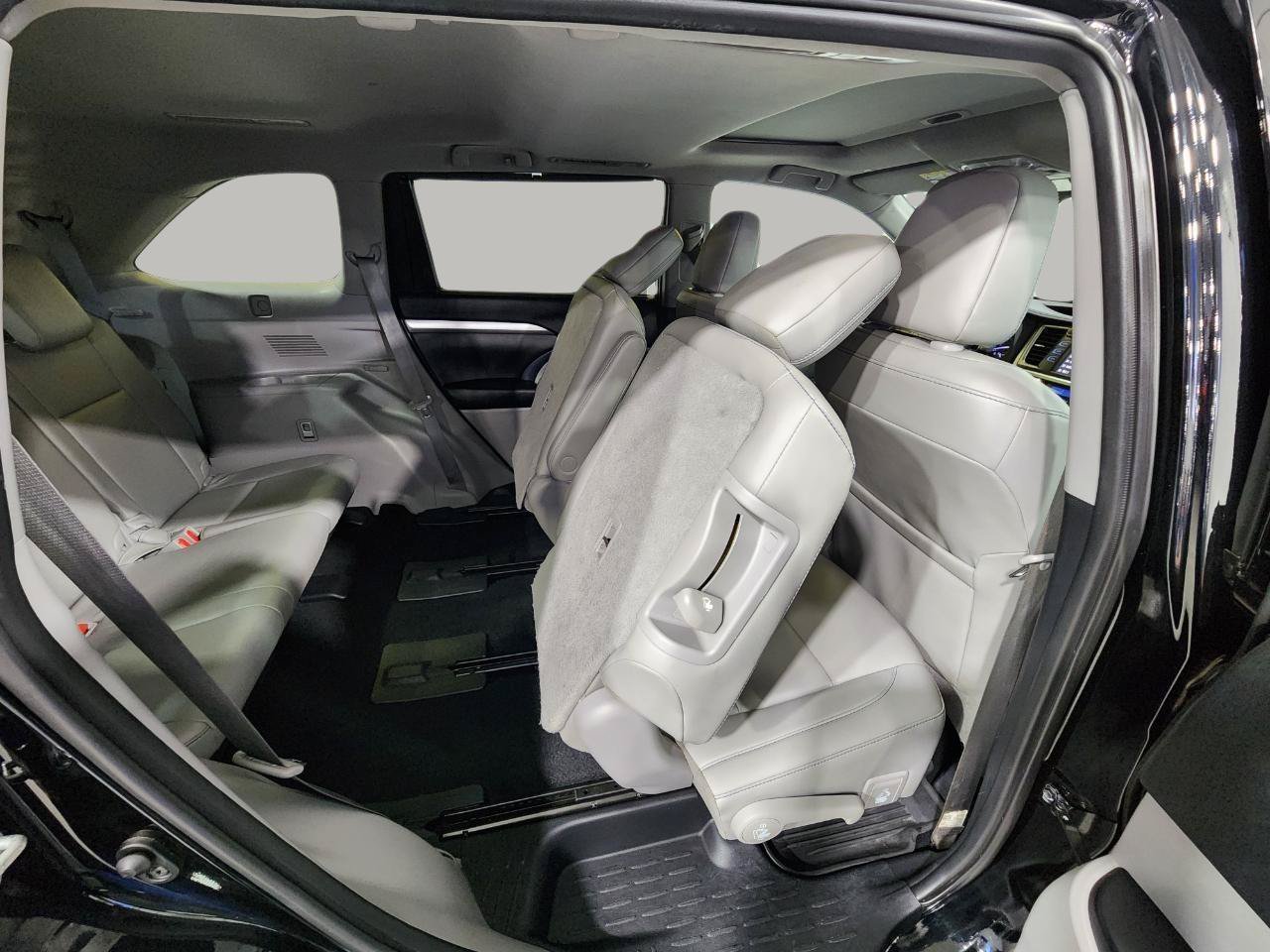 Used 2019 Toyota Highlander XLE AWD/4WD image 39