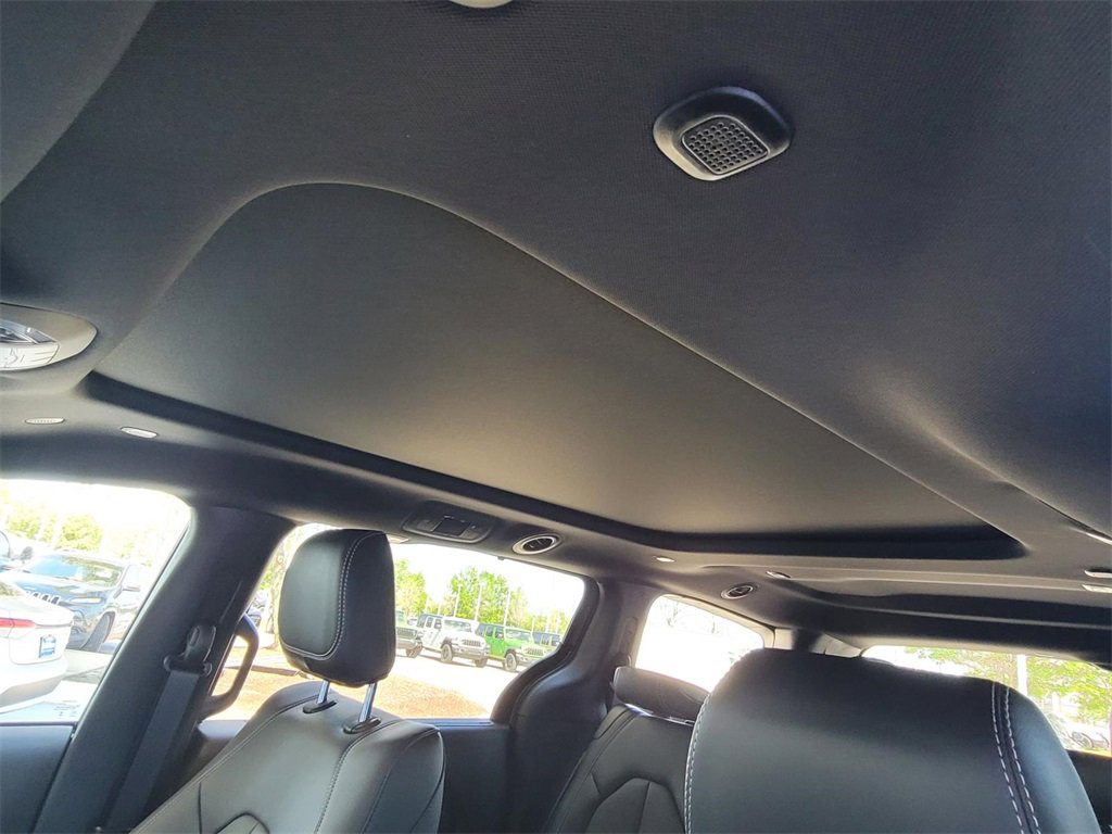 New 2025 Chrysler Pacifica Select image 7