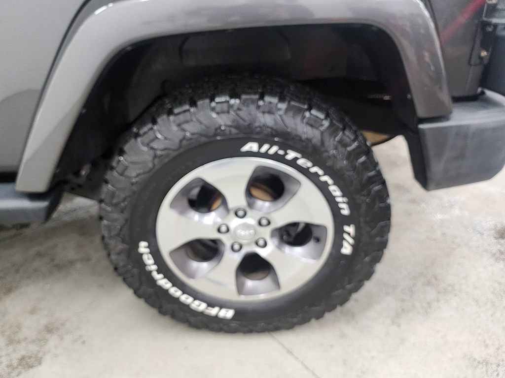 Used 2018 Jeep Wrangler Sahara w/ Connectivity Group image 36