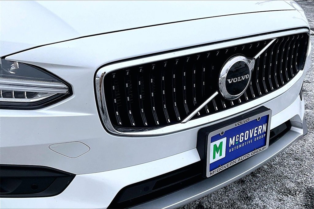 Used 2021 Volvo V90 T6 Cross Country image 32