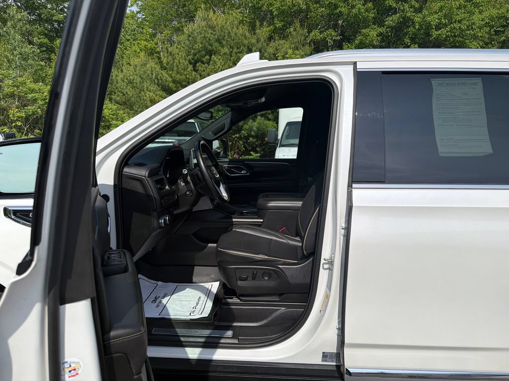 Certified 2023 GMC Yukon SLT w/ SLT Luxury Package AWD/4WD image 11