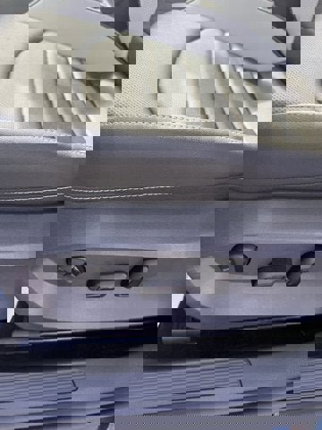 Certified 2025 Volkswagen Taos SEL image 14