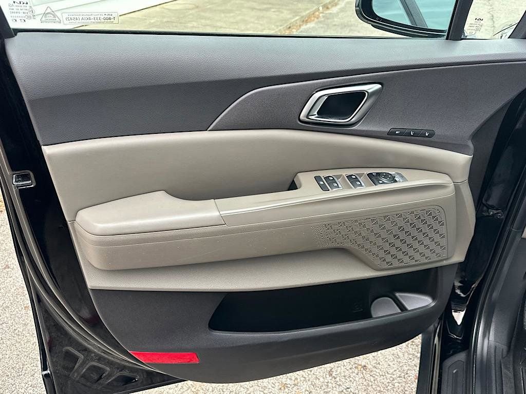 Used 2025 Kia Carnival EX image 12