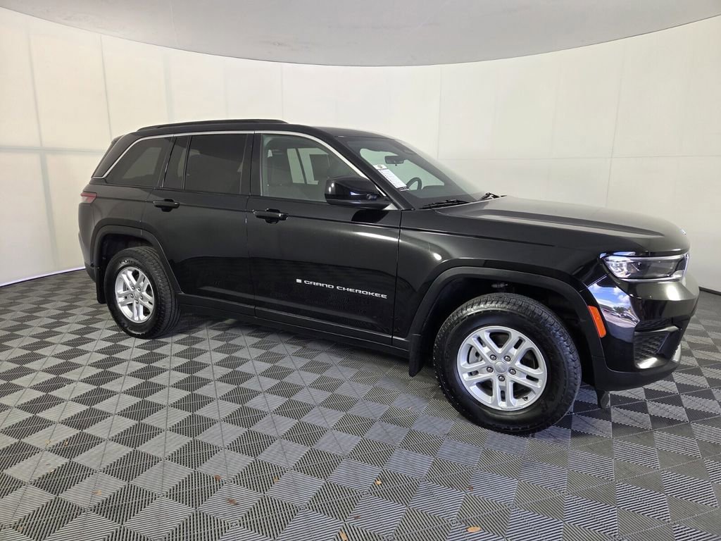 Certified 2025 Jeep Grand Cherokee Laredo w/ Luxury Tech Group I image 4