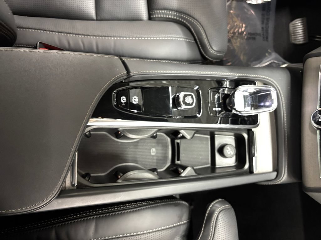 Certified 2025 Volvo XC90 B6 Ultra w/ Protection Package Premier AWD/4WD image 24