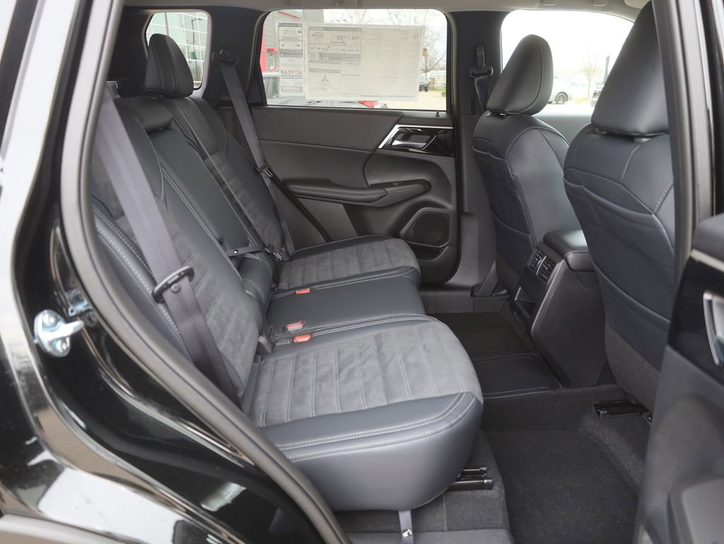 New 2025 Mitsubishi Outlander SE image 16