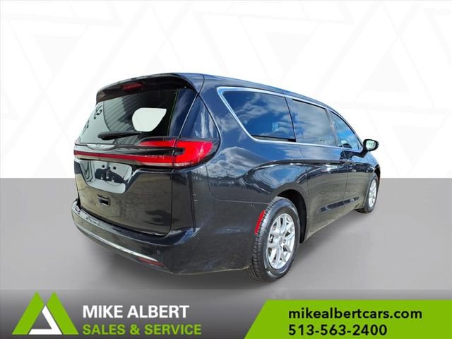 Used 2023 Chrysler Pacifica Touring-L image 7