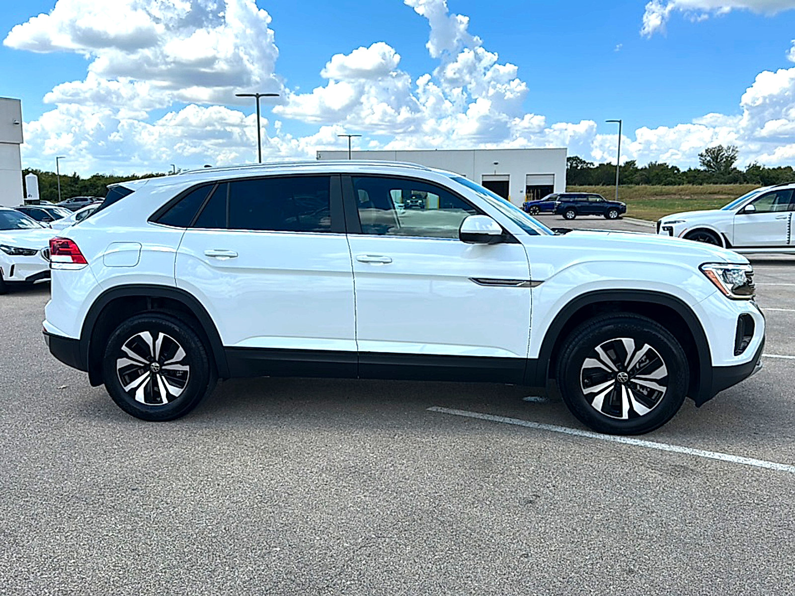 Used 2025 Volkswagen Atlas Cross Sport SE FWD image 9