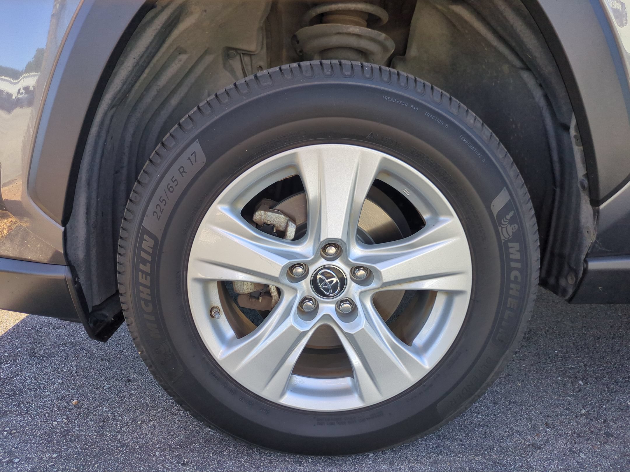 Used 2019 Toyota RAV4 XLE FWD image 9