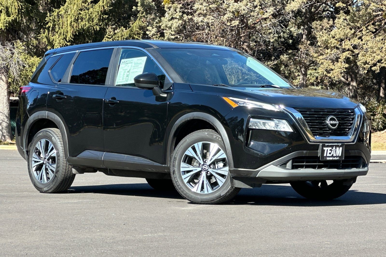 Used 2023 Nissan Rogue SV image 2