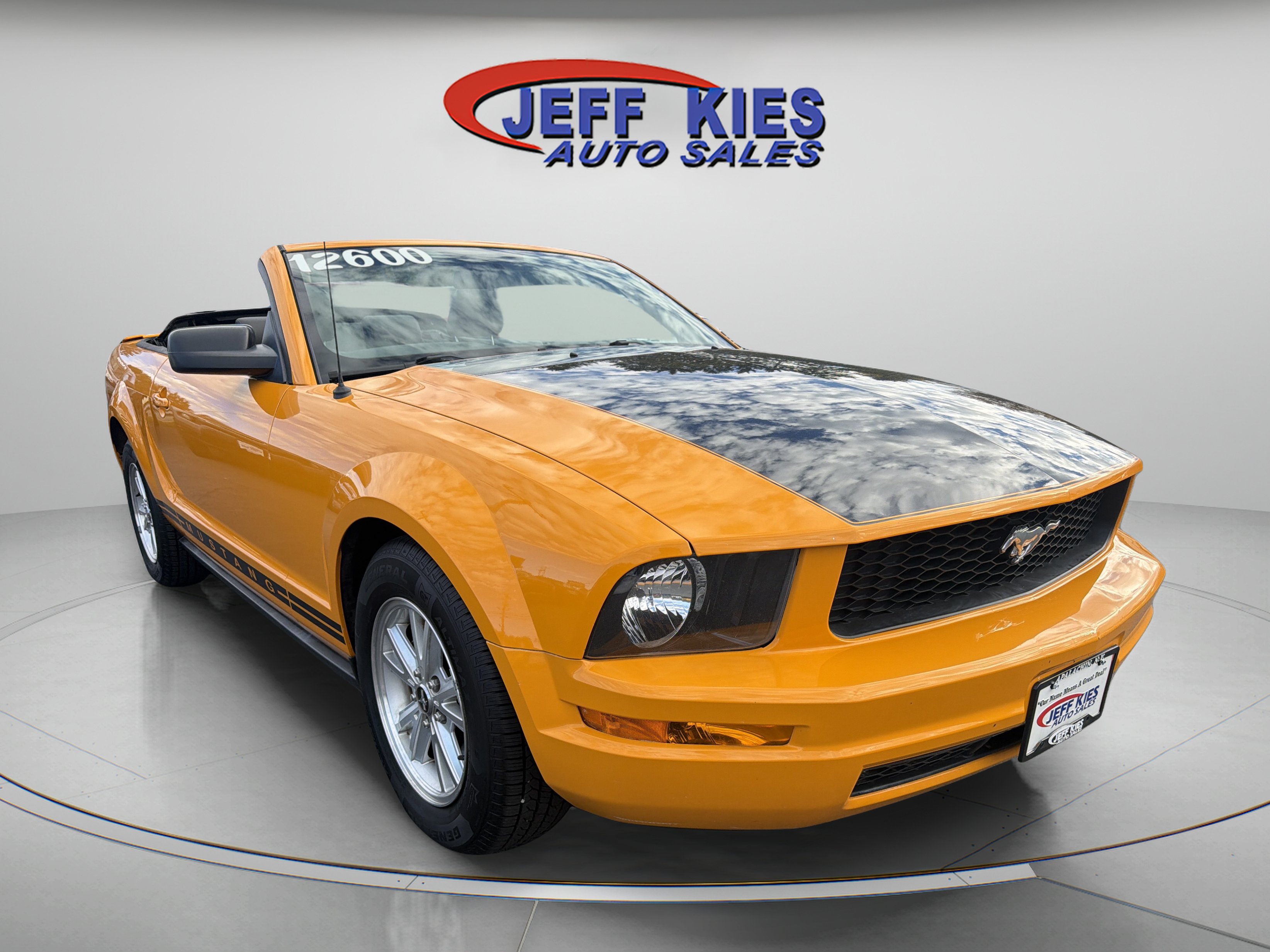Used 2008 Ford Mustang Convertible RWD image 3