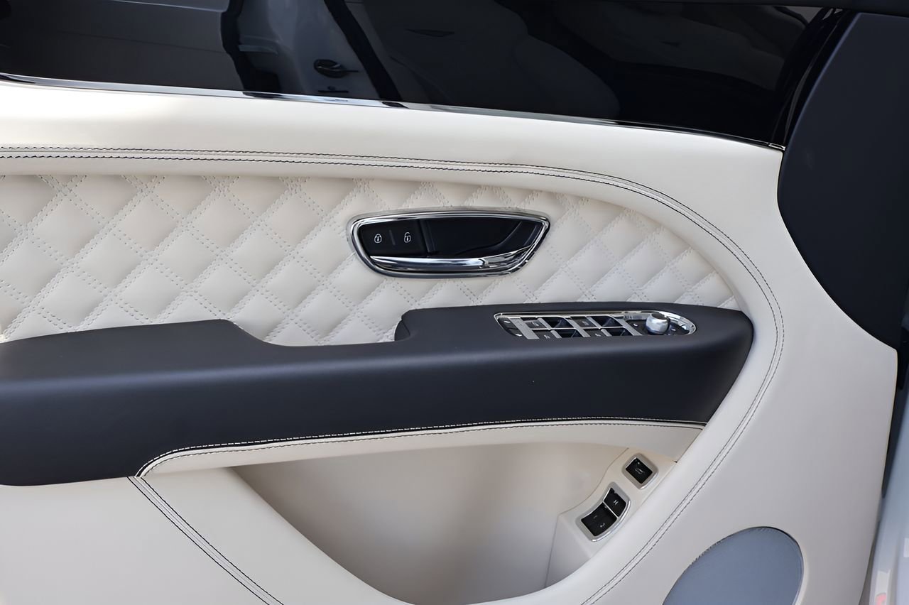 Used 2022 Bentley Bentayga AWD/4WD image 12