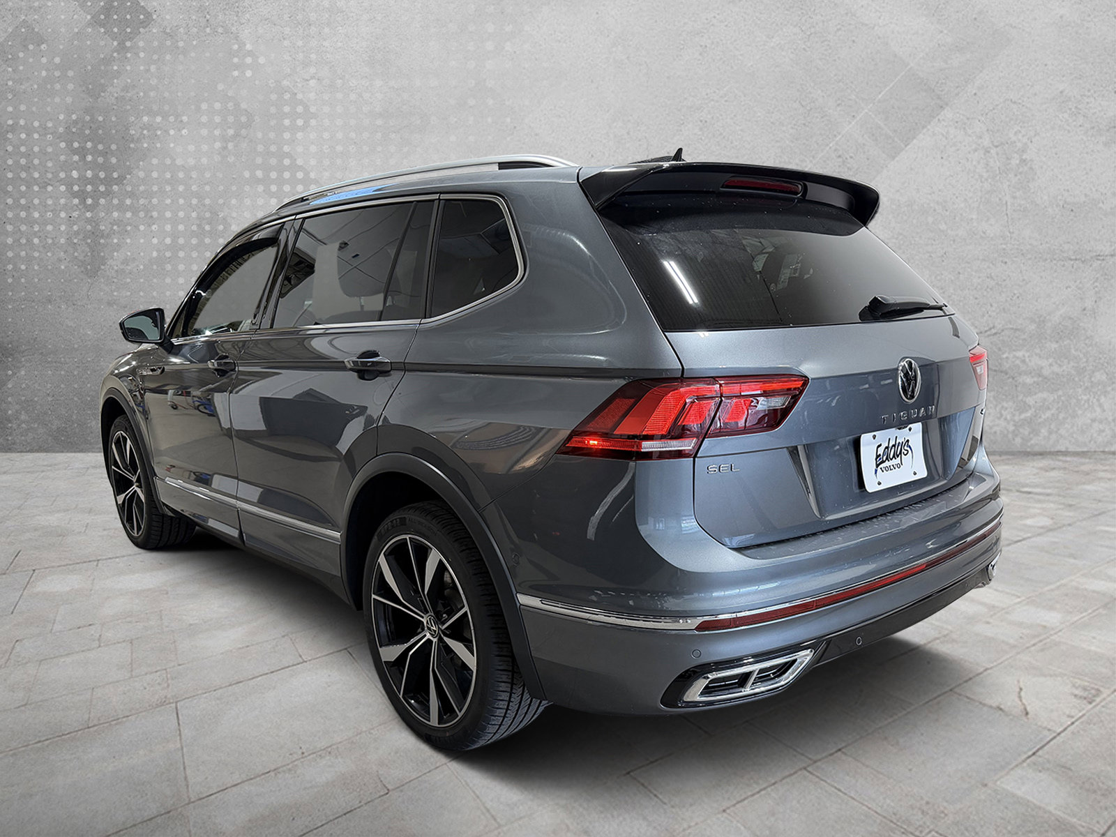 Used 2022 Volkswagen Tiguan SEL R-Line image 4