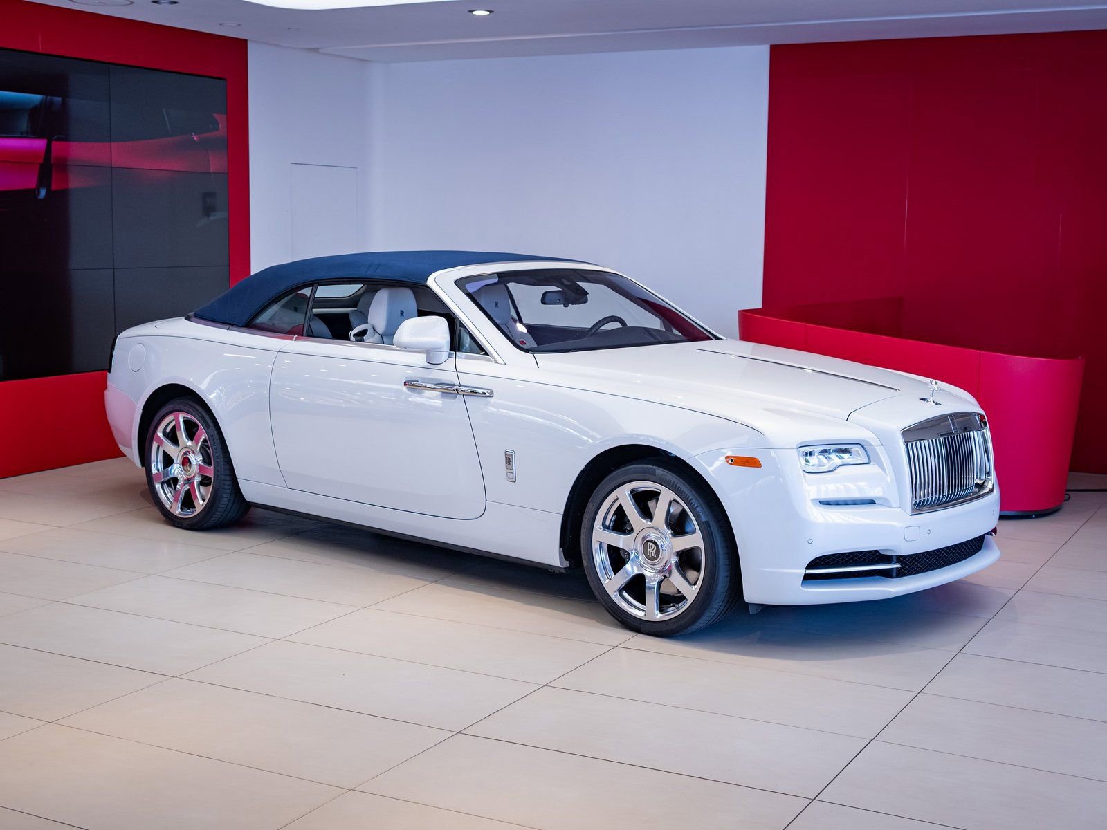 Used 2018 Rolls-Royce Dawn image 29