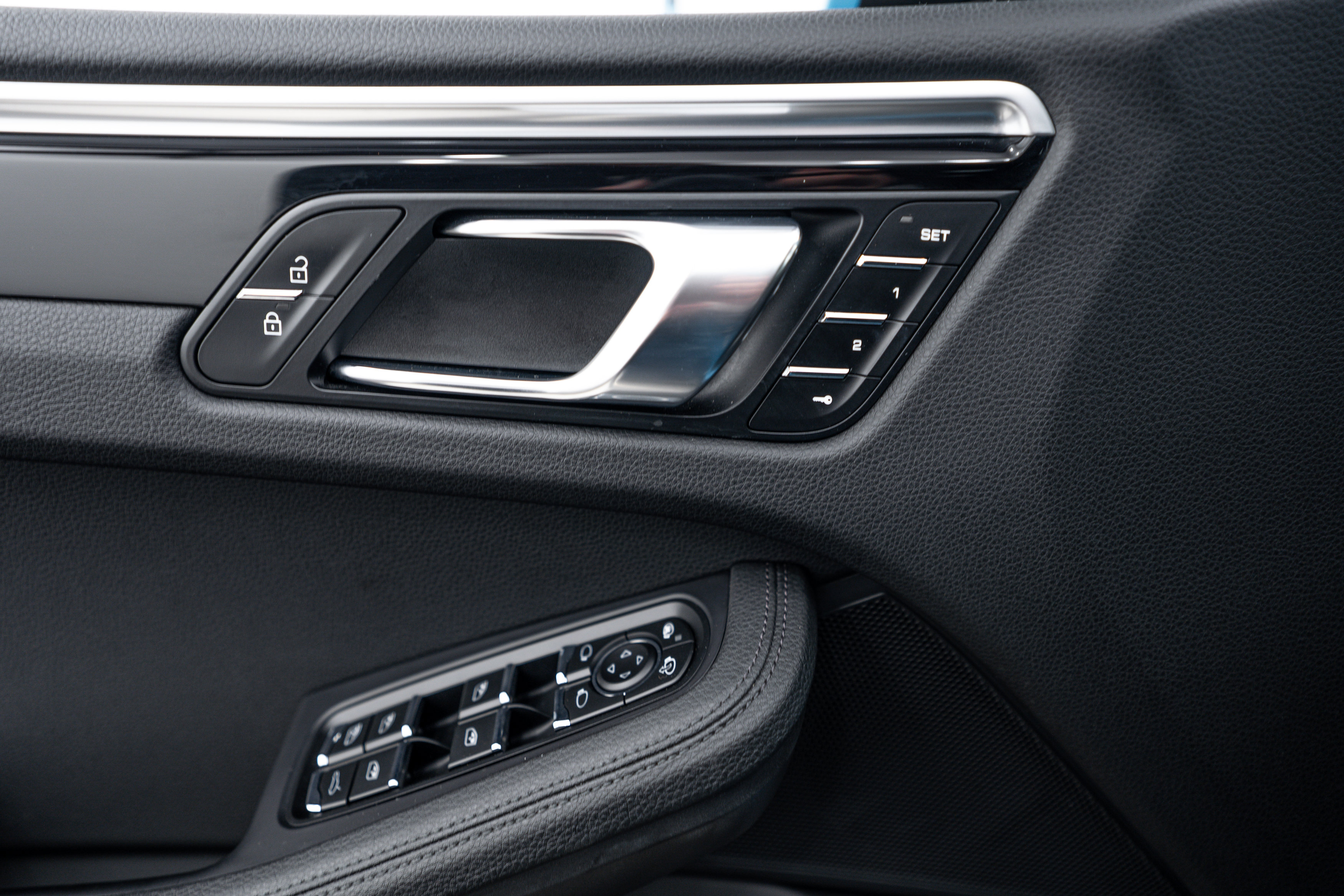 Certified 2019 Porsche Macan AWD/4WD image 17