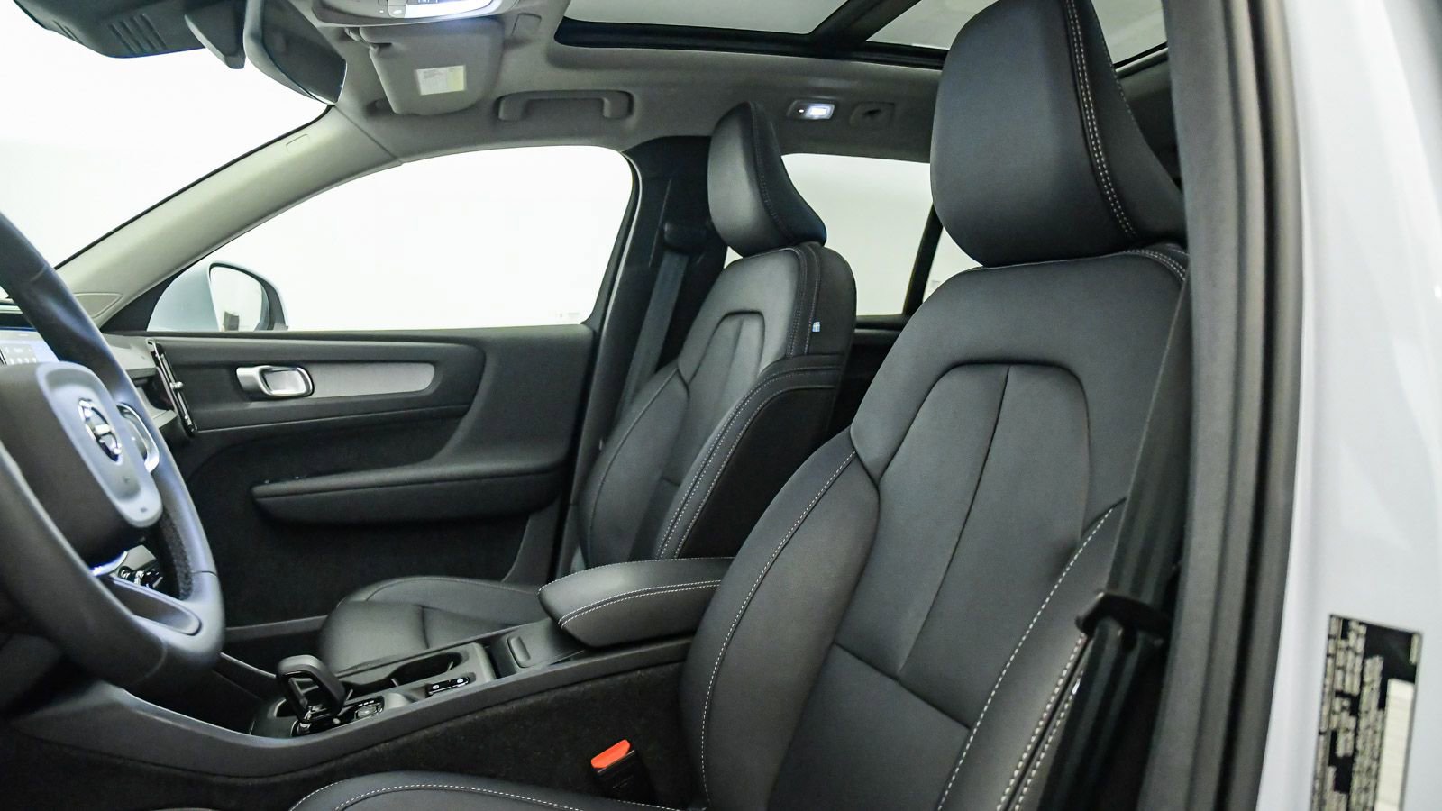 Certified 2025 Volvo XC40 B5 Core image 18