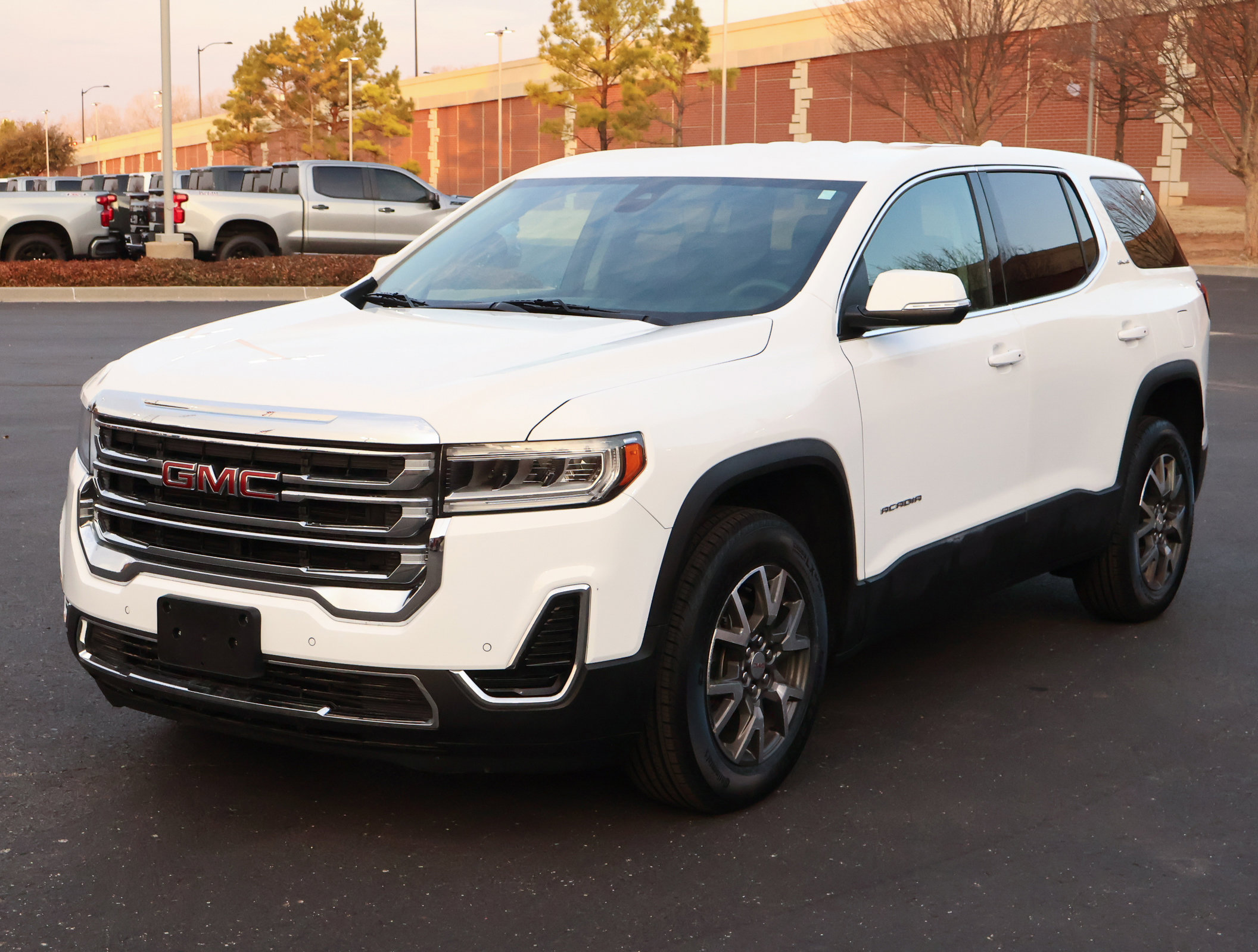 Used 2023 GMC Acadia SLE image 27