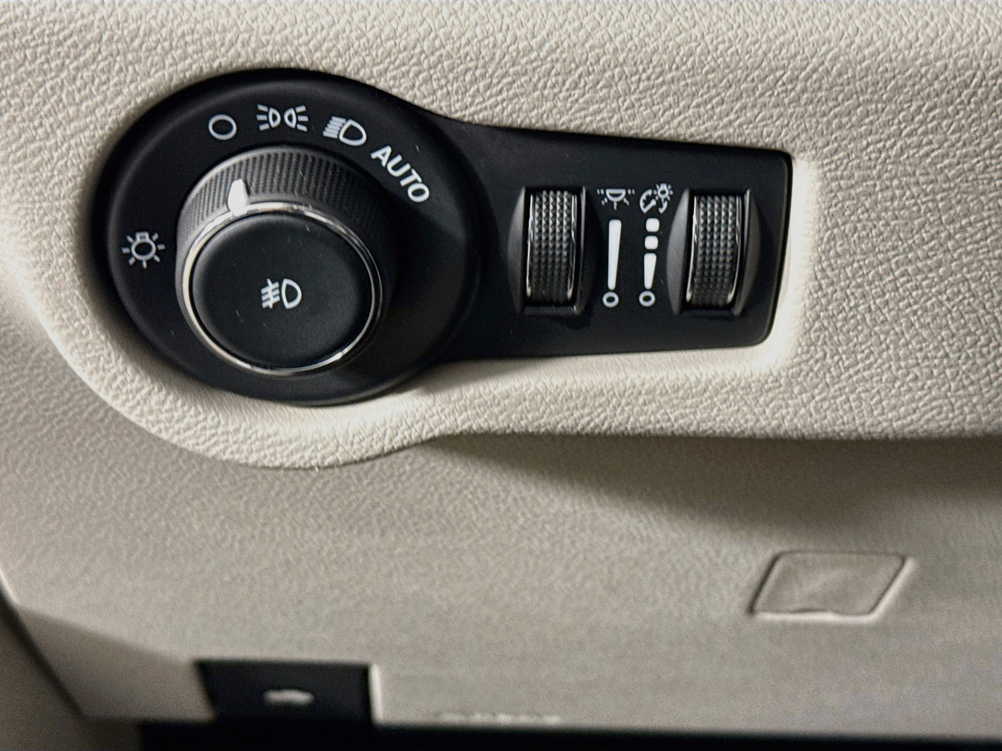 Used 2024 Chrysler Pacifica Limited FWD image 9