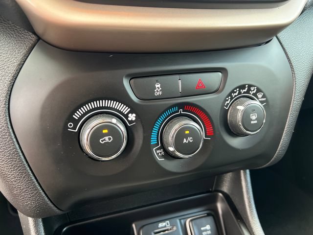 Used 2018 Jeep Cherokee Latitude w/ Altitude Package AWD/4WD image 19