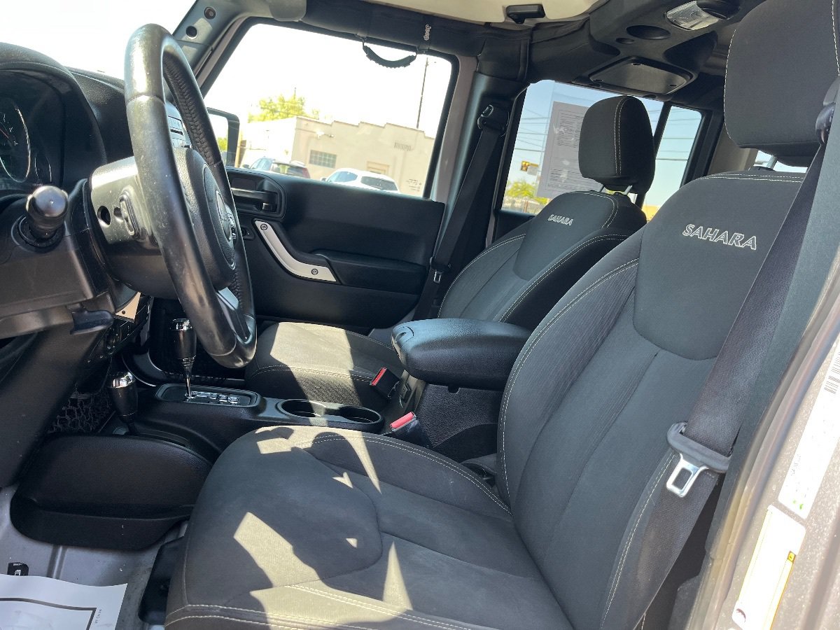 Used 2018 Jeep Wrangler Unlimited Sahara w/ Connectivity Group AWD/4WD image 22