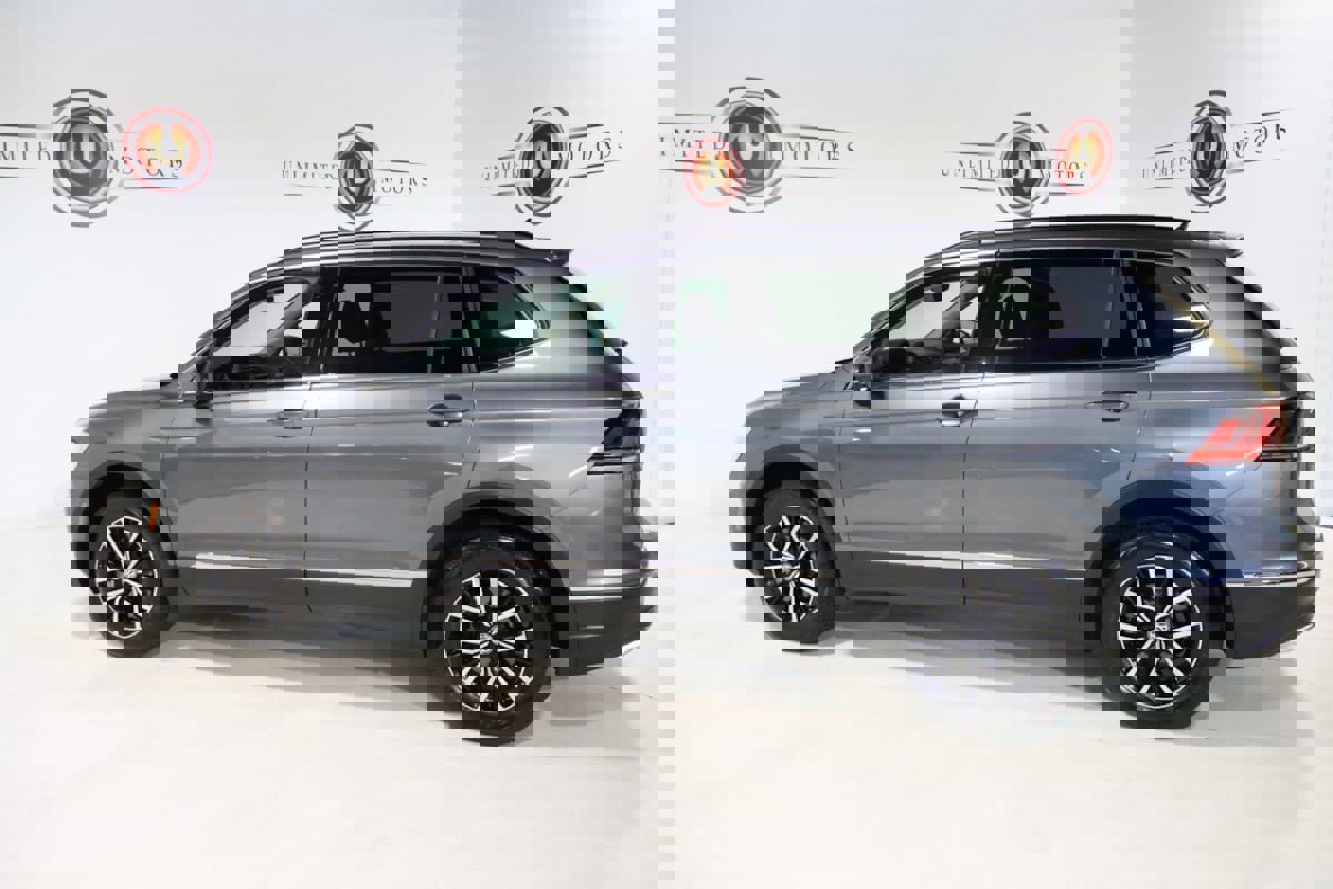 Used 2021 Volkswagen Tiguan SE w/ Panoramic Sunroof Package image 28