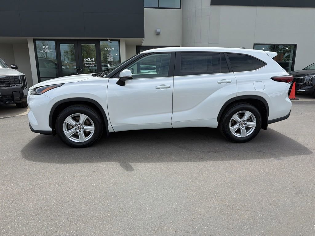 Used 2024 Toyota Highlander LE AWD/4WD image 2