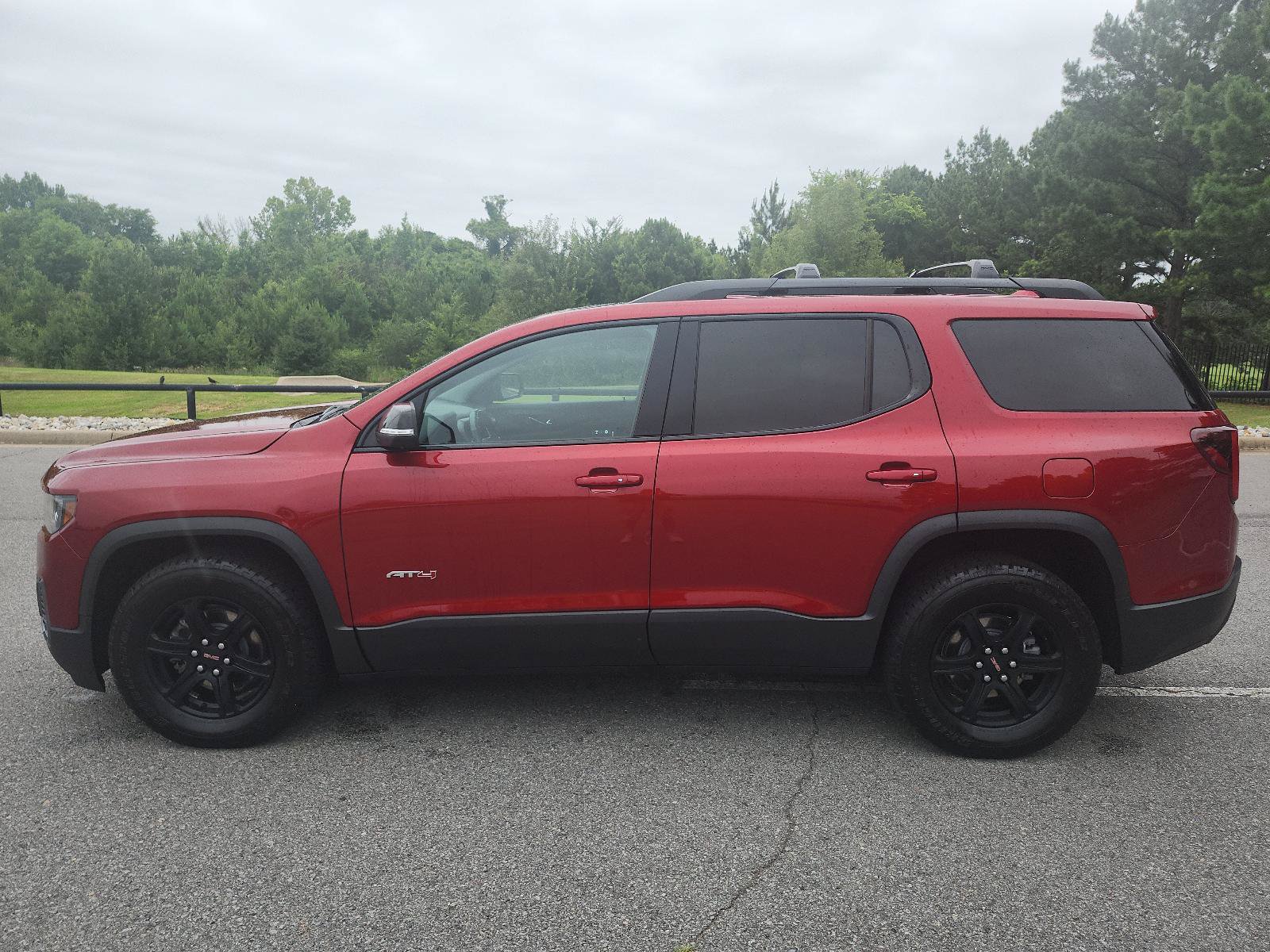 Used 2022 GMC Acadia AT4 w/ Technology Package AWD/4WD image 2
