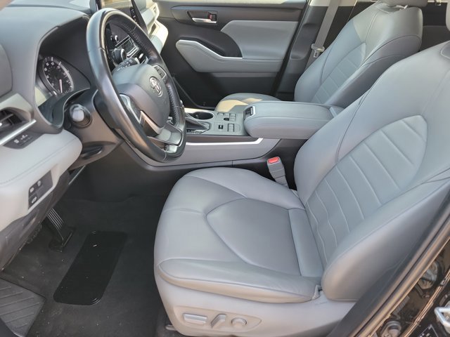 Used 2023 Toyota Highlander XLE image 5